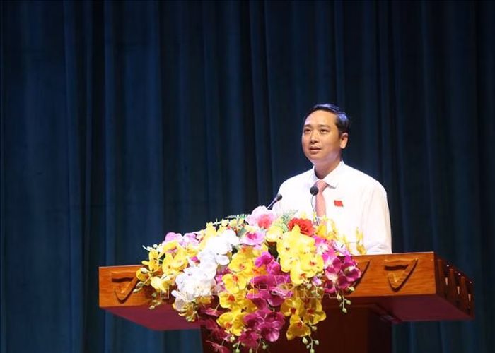 Chủ tịch HĐND tỉnh Bắc Ninh Nguyễn Việt Oanh phát biểu tại Kỳ họp.