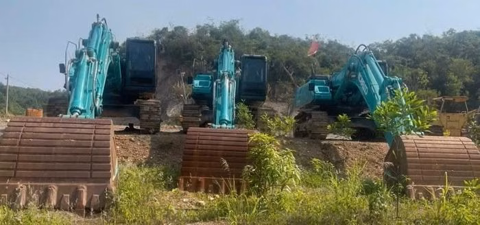 Hàng loạt máy móc, thiết bị đắt tiền của doanh nghiệp bị bỏ hoang, hư hỏng theo thời gian do đình trệ sản xuất.