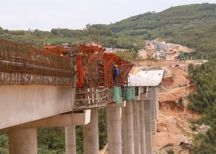 Việc thắt chặt quy định an toàn lao động, đặc biệt với các công việc rủi ro cao, là ưu tiên hàng đầu trong dự thảo sửa đổi. Ảnh: TTXVN
