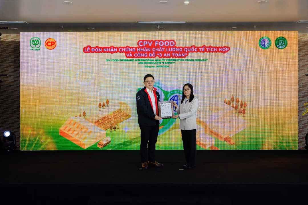 Đại diện BSI Thái Lan trao Chứng nhận Chất lượng quốc tế tích hợp CPF Food Standard PS 7818:2023 cho CPV Food