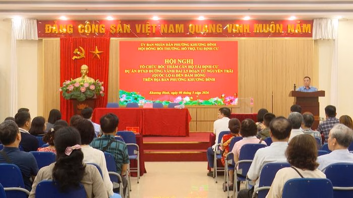 Hội đồng bồi thường, hỗ trợ và tái định cư phường Khương Đình tổ chức hội nghị bốc thăm căn hộ tái định cư Dự án đường Vành đai 2,5. Ảnh: Minh Tuấn