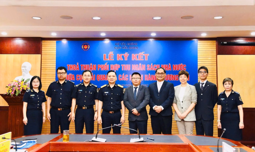 Ông Nguyễn Thành Hưng (thứ tư từ trái sang) và lãnh đạo 4 ngân hàng tham gia ký kết hợp tác thu ngân sách. Ảnh: HQCC