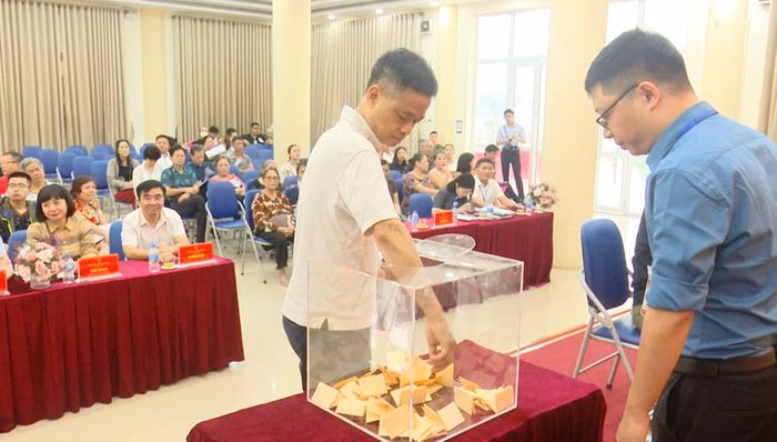 Người dân bốc thăm căn hộ tái định cư Dự án đường Vành đai 2,5. Ảnh: Minh Tuấn