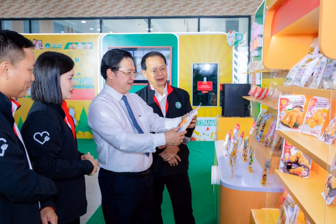 Ông Nguyễn Văn Thắng - Phó Giám đốc Sở Nông nghiệp và Môi trường TP. Đồng Nai tìm hiểu các sản phẩm của CPV Food Bình Phước tại khu trưng bày sự kiện