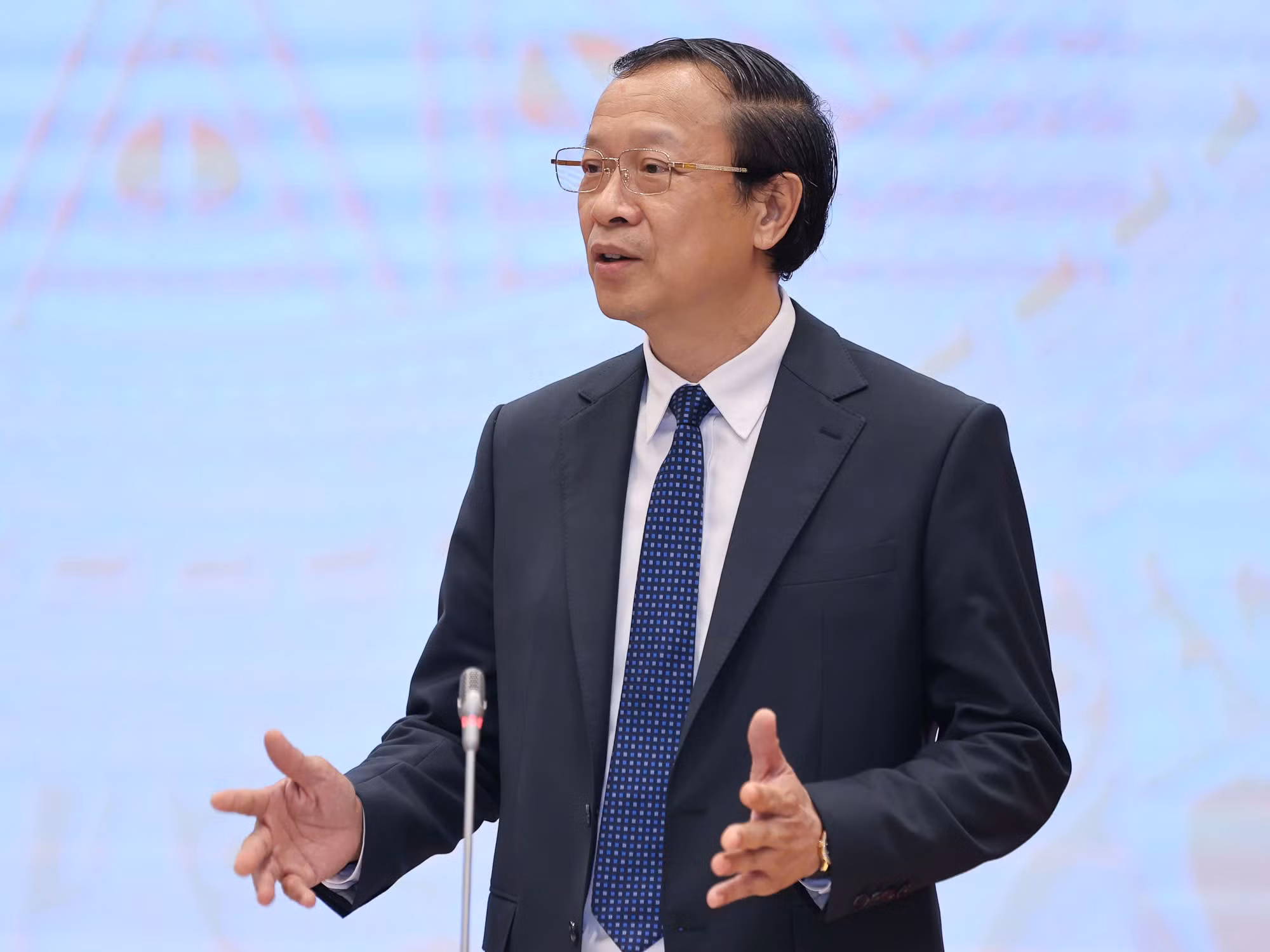 Thứ trưởng Bộ Giáo dục và Đào tạo Phạm Ngọc Thưởng chia sẻ về lộ trình thống nhất sách giáo khoa. Ảnh: Như Ý