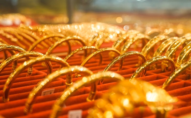 Chuyên gia nhận định lực mua từ ngân hàng trung ương và kỳ vọng Fed giữ lãi suất cao đang hỗ trợ giá vàng. Ảnh: Phan Anh
